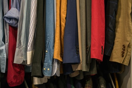 Firminiai drabužiai internetu: kaip ieškoti ir pasirinkti?